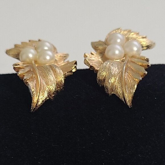Elegant Gold Leaf Clip On Pearl Earrings- Vintage - Picture 8 of 9